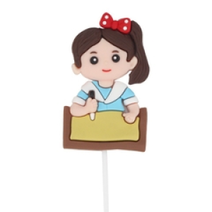 Tượng nhựa dẻo-Bé GÁI áo xanh ngồi bàn học bài.