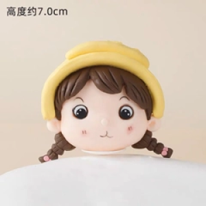 Tượng silicon-bé gái kute tết tóc 2 bên và đội mũ vàng.