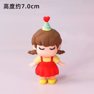 Tượng bé gái váy đỏ áo vàng đội mũ sinh nhật (đứng)