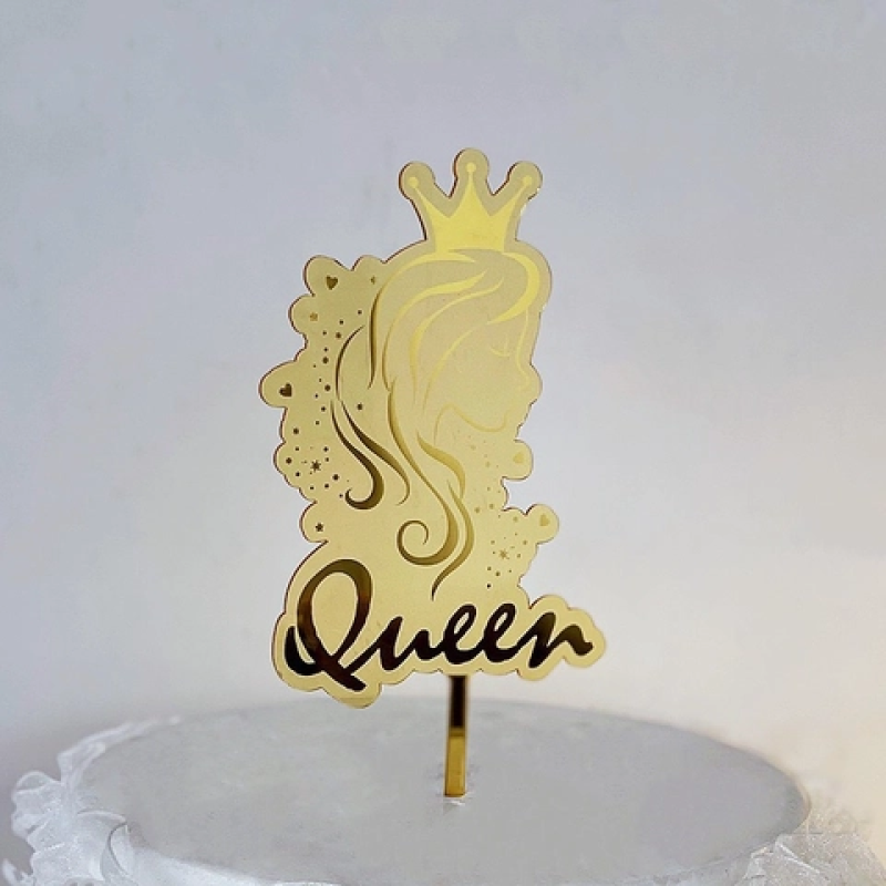 Mica cô gái đội vương miện và chữ queen -VÀNG