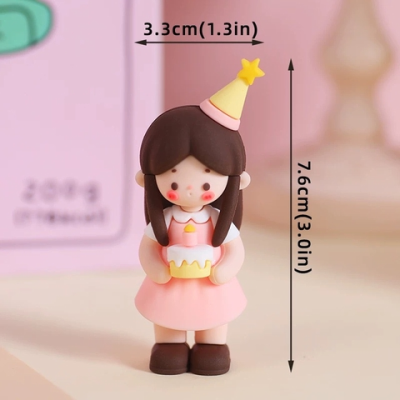 Tượng nhựa đẹp - em bé gái đội mũ sinh nhật, tay cầm bánh (màu hồng) Q9050